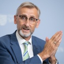Beschreibung
Armin Schuster (CDU), Innenminister von Sachsen, spricht in der Sächsischen Staatskanzlei auf einer Pressekonferenz.