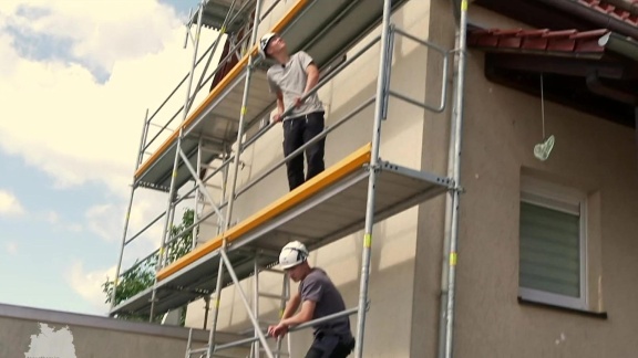 Tagesthemen - Zwei Freunde Beginnen Gemeinsam Eine Ausbildung Im Gerüstbau