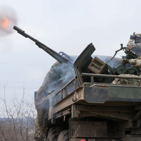 DIESES FOTO WIRD VON DER RUSSISCHEN STAATSAGENTUR TASS ZUR VERFÜGUNG GESTELLT. [RUSSIA, DONETSK - JANUARY 3, 2024: Servicemen of the 1st Slavyansk Brigade of the 1st Army Corps of the Russian Armed Forces fire a ZU-23 anti-aircraft autocannon mounted on a Ural truck. Dmitry Yagodkin/TASS]