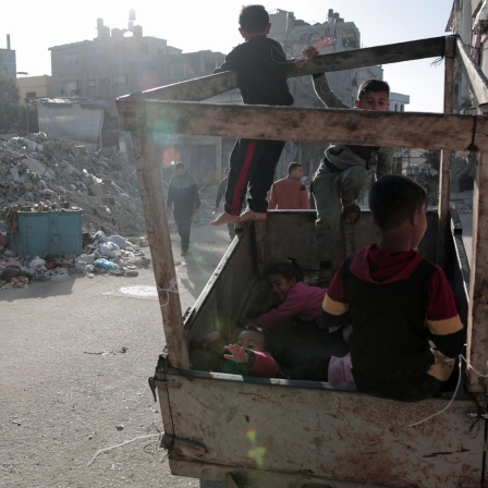 Kinder spielen in der Nähe der Trümmer des Flüchtlingslagers Al-Maghazi im Zentrum des Gazastreifens.