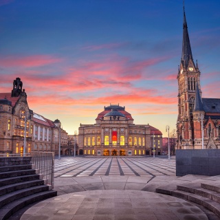 Stadtbild von Chemnitz mit der Chemnitzer Oper und der St. Petri-Kirche bei schönem Sonnenuntergang. 