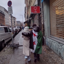 Nach dem Sturz des Assad-Regimes am 08.12.2024 Feiernde in Berlin © Anne Winter
