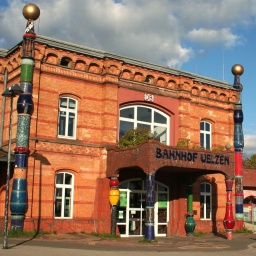 Der Hunderwasser-Bahnhof Uelzen in Niedersachsen