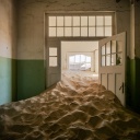 Verfallener Raum mit Sand geflutet