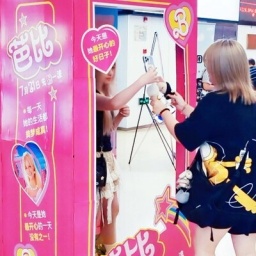Frauen in China fotografieren sich in Barbiehülle