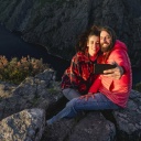 Paar auf einem Berg macht ein Selfie