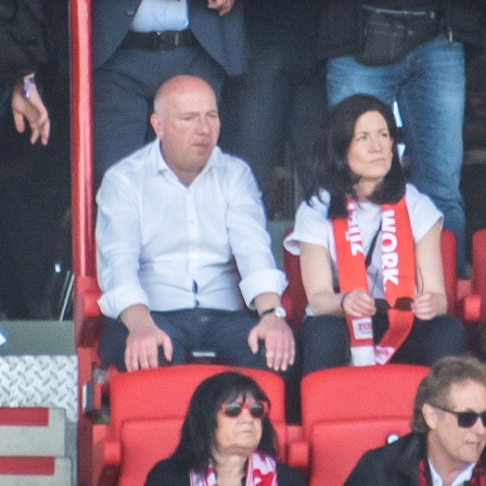 Berlins Regierender Bürgermeister Kai Wegner (CDU) auf der Tribüne im Stadion an der Alten Försterei