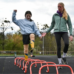 ana Stepanenko trainiert mit einer Trainerin an Hürden für den Boston-Marathon