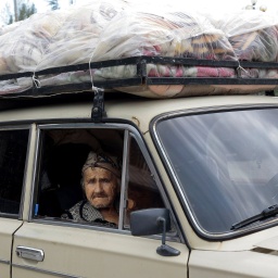 Das Beitragsbild des Dok5 "Von Stalins Willkür bis zum Terror Alijews" zeigt eine ältere Frau im Auto sitzend, die aus der von Aserbaidschan zurückeroberten kaukasischen Konfliktregion Berg-Karabach nach Armenien flieht.