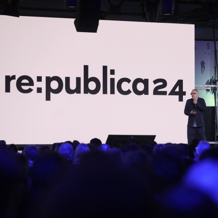 Sprecher hält auf der Digitalkonferenz re:publica 2024 auf der Bühne eine Rede.