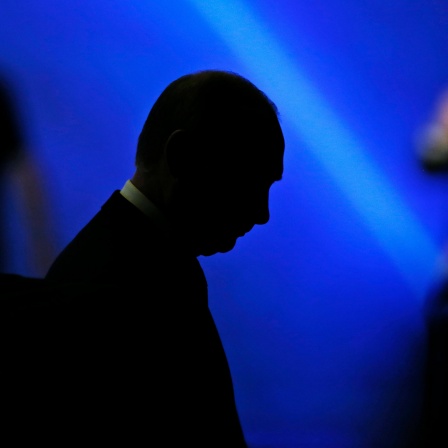 Die Silhouette des russischen Präsidenten Wladimir Putin nach einer Rede im Jahr 2016. (Archivbild)