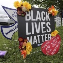 Ein Schild "Black Lives Matter" in der Nähe des Tatorts in Buffalo nach einer Schießerei mit zehn Toten.