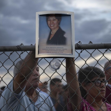Freunde einer getöteten Lehrerin halten ihr  Porträt hoch, um an sie in El Paso zu erinnern. In der texanischen Stadt war sie zum Opfer der Schießerei geworden.   