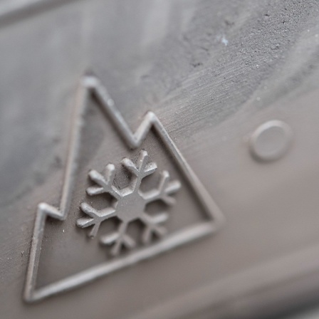 Das Alpine-Symbol (Schneeflocke) auf der Flanke eines Winterreifens (Bild: dpa-tmn/ Robert Günther)