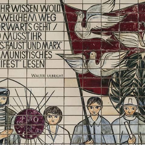 Wandbild aus Kacheln mit Ausspruch von Walter Ulbricht, DDR-Propaganda im Stil des sozialistischen Realismus