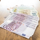 Mehrere tausend Euros in Bargeld mit den Werten von 500 Euro, 200 Euro, 100 Euro und 50 Euro liegen aufgereiht auf einem Tisch