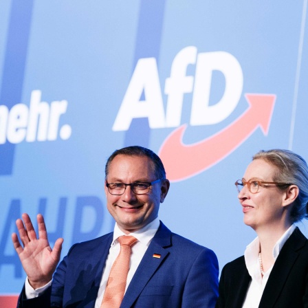 Tino Chrupalla (l), AfD-Bundesvorsitzender und Fraktionsvorsitzender der AfD, winkt neben Alice Weidel, AfD-Bundesvorsitzende und Fraktionsvorsitzende der AfD, bei dem AfD-Bundesparteitag in der Magdeburger Messe.