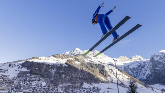 Sportschau Wintersport - Der 1. Durchgang Der Skispringerinnen In Engelberg