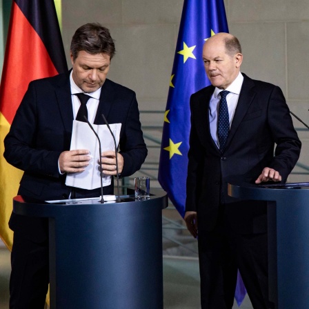 Bundeskanzler Olaf Scholz (Mitte), Bundesfinanzminister Christian Lindner (rechts) und Bundeswirtschaftsminister Robert Habeck (links) geben ein gemeinsamen Statement zur Haushaltskrise im Kanzleramt am 13. Dezember 2023. 