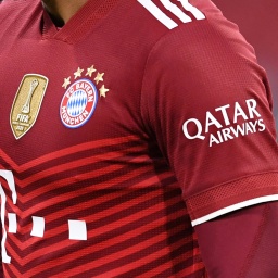 Der Schriftzug Qatar Airways auf dem Trikot des FC Bayern Muenchen
