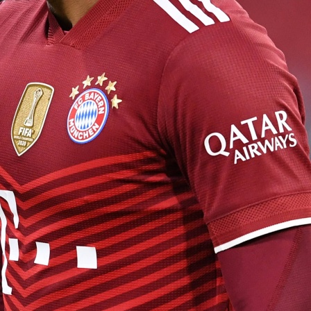 Der Schriftzug Qatar Airways auf dem Trikot des FC Bayern Muenchen