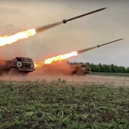 Auf diesem vom Pressedienst des russischen Verteidigungsministeriums veröffentlichtenFoto feuern Uragan-Mehrfachraketenwerfer
des russischen Militärs Raketen auf ukrainische
Truppen an einem ungenannten Ort.
