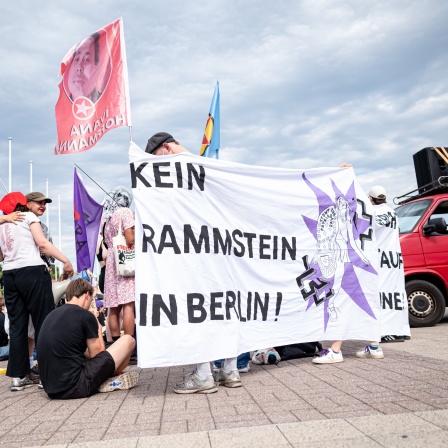 Teilnehmer der Demonstration "Kein Rammstein-Konzert in Berlin!" stehen am Samstag vor dem Olympiastadion (Bild: dpa / Fabian Sommer)