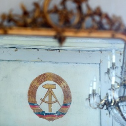 Das Emblem der DDR in einem Barockspiegel im restaurierten Schloss Kummerow.