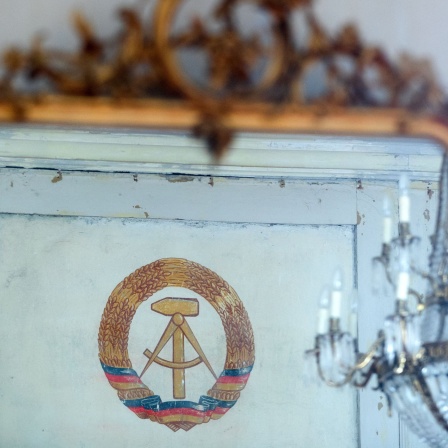 Das Emblem der DDR in einem Barockspiegel im restaurierten Schloss Kummerow.