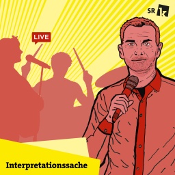 Roland Kunz, Host von Interpretationssache, mit Mikrofon und Band