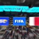 Das Banner des Fußball-Weltverbandes FIFA bei der WM 2022 neben der katarischen Flagge und dem Logo des asiatischen Fußball-Verbandes.
