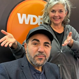 Adnan Maral bei WDR 4 mit der Moderatorin Heike Knispel 2024.