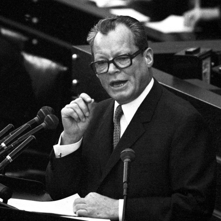 Bundeskanzler Willy Brandt gibt am 28. Oktober 1969 vor dem Deutschen Bundestag in Bonn eine Regierungserklärung ab.