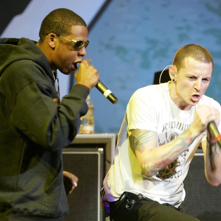 Der Rapper Jay-Z und Linkin-Park-Sänger Chester Bennington 2005 bei einem Konzert in Californien