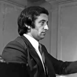 Der Jazzpianist Wjatscheslaw Ganelin sitzt an einem Flügel
