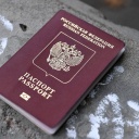 Ein junger Russe zeigt seinen Pass nach der Einreise in Finnland.