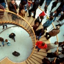 Das Beitragsbild WDR3 Kulturfeature "Klasse und Habitus - Autorinnen und Autoren erzählen vom Milieuwechsel" zeigt eine Wendeltreppe mit Menschen aller Altersklassen, die die Treppe hinauf und hinabsteigen.