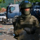KFOR-Soldaten (vorne) und Kosovo-Polizisten bewachen ein städtisches Gebäude nach den gestrigen Zusammenstößen zwischen ethnischen Serben und Truppen der NATO-geführten KFOR-Friedenstruppe im Norden des Kosovo. (Bild: dpa)