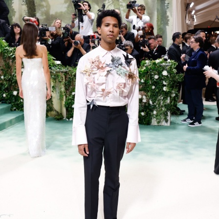 Der Fotograf Tyler Mitchell auf der Met-Gala in New York (Bild: picture alliance/newscom/John Angelillo)