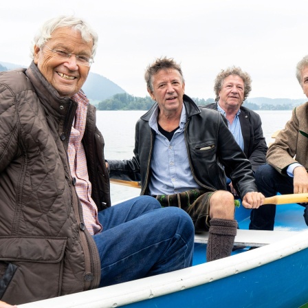  Gerhard Polt und die Wellbrüder ausm Biermoos im Ruderboot auf einem See