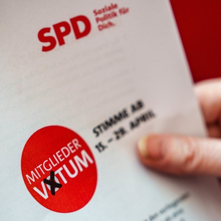 Eine Hand hält einen Musterbrief zum Mitgliedervotum der SPD zum Koalitionsvertrag.
