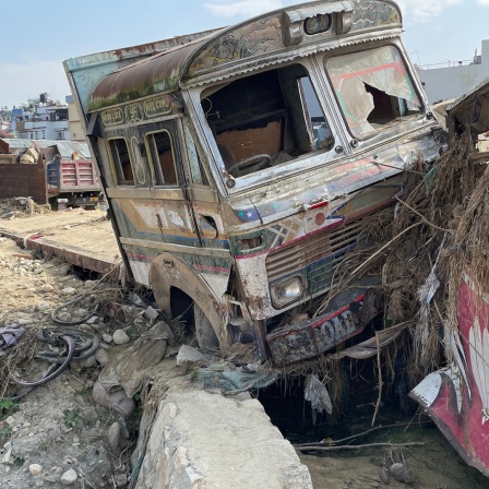 kaputte Busse von der Flutkatastrophe in Nepal 