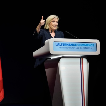 Marine Le Pen, Gallionsfigur der extremen Rechten in Frankreich, freut sich nach den ersten Hochrechnungen zur Parlamentswahl über das Ergebnis des rechten Bündnisses.