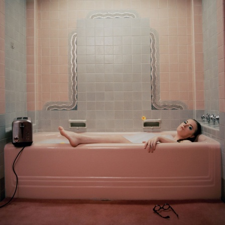 Emma Jean Thackray: "Weirdo" - die Sängerin liegt nackt in einer rosa Badwanne. 