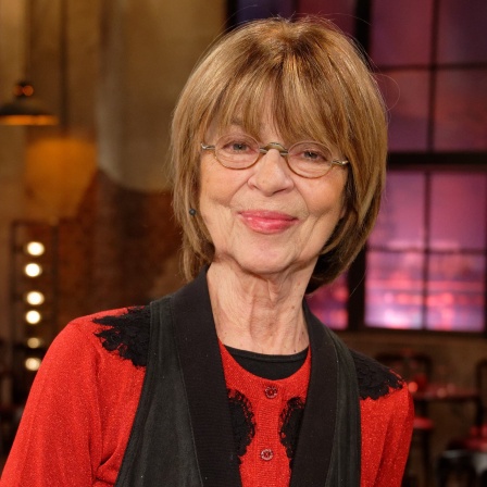 Cornelia &#034;Conny&#034; Froboess steht in einem Studio und lächelt in die Kamera.