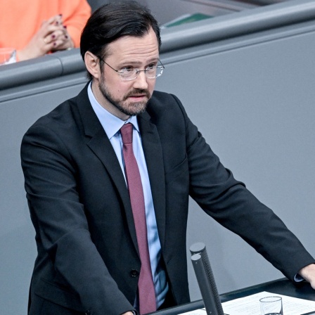 Dirk Wiese (SPD) spricht im April 2024 im Deutschen Bundestag.