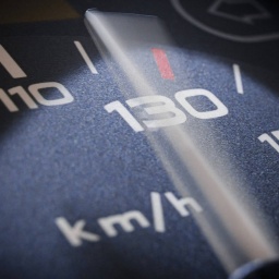 Das Beitragsbild des Dok 5 "Straßen-Kampf: Warum es kein Autobahn-Tempolimit gibt", zeigt ein Tacho bei 130 km/h