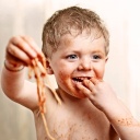 Kleinkind isst Spaghetti.