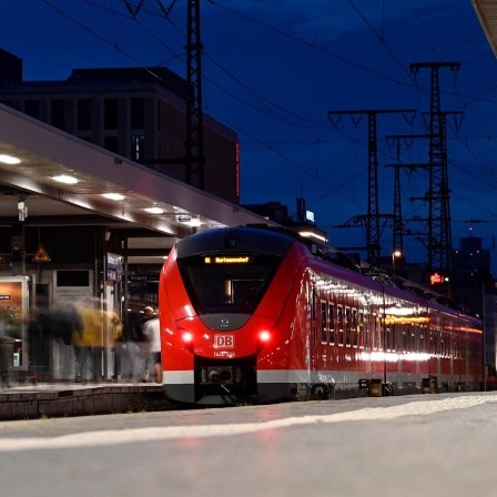Eine S-Bahn steht im Bahnhof