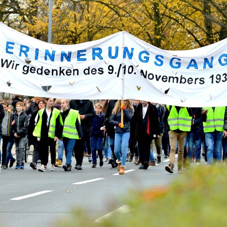 Schülerinnen und Schüler der Liebfrauenschule Oldenburg nehmen an einem Erinnerungsgang zum Gedenken an die Ereignisse der Reichspogromnacht im November 1938 teil.